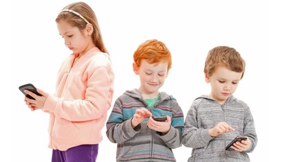 Bambini con cellulari e smartphone in mano